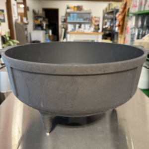 picture of a black aluminum jambalaya pot