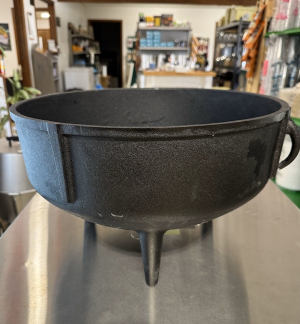 picture of a black cast iron jambalaya pot